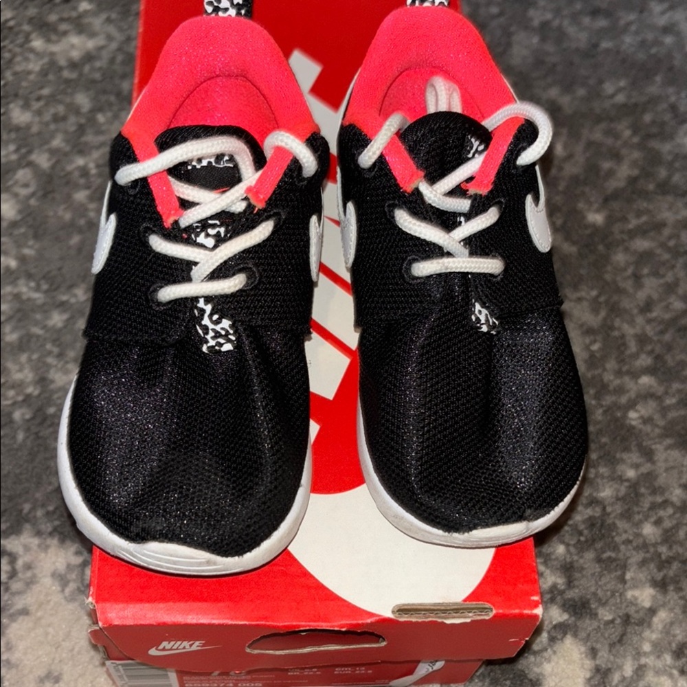 Nike Rosherun Black/Pink Sneakers